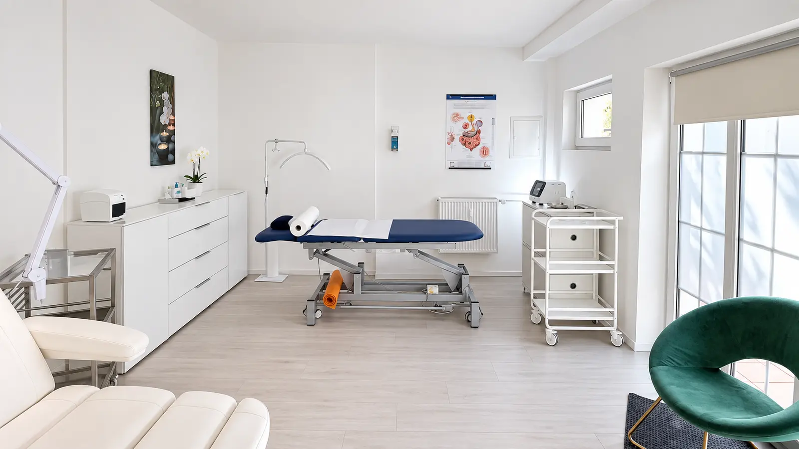 Behandlungsraum mit Therapieliege in der Bonner Praxis